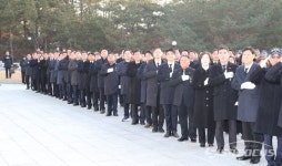 [포토] 울산시, 2025년 을사년 새해 현충탑 참배