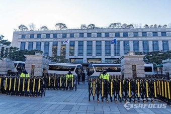 [포토] '철통경비'…윤석열 대통령 탄핵심판 5차 변론 헌법재판소