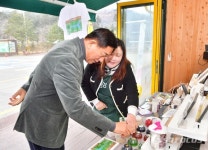 장성호 수변길마켓 개장… 지역 농특산물 직거래 장터 운영