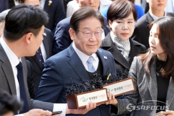 [포토] 2심 선고 공판에 출석하는 이재명 대표