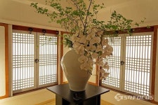 [포토] 고궁을 거닐며 전통의 맥을 잇는 장인의 공예품  관람