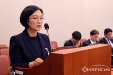 [포토] 선서하는 한성숙 중기부 장관 후보자