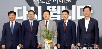 [포토] 李 대통령으로부터 축하 난 받은 장동혁