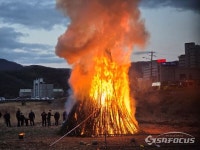 [포토] 경주시 건천읍, 정월대보름 맞아 달집태우기…풍년 기원