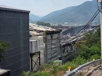 [포토] 경주 건천읍 공단 대형화재…유조차 불길 옆 공장으로 확산