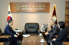 이석태·이은애 헌법재판관, 변협 내방