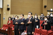 [포토뉴스] 국민의례하는 탄소중립과 헌법 심포지엄 참석자들