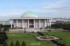 '구속·압수수색 때 영장사본 교부' 형소법 개정안 법사위 통과