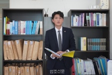 [로이어 인사이드]변호사 모델로서 족적 남길 것… 첫 현직 슈퍼모델 변호사 정덕연