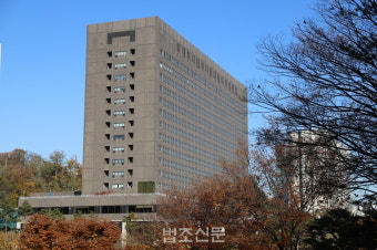 '대장동 클럽' 박영수 전 특검 구속기소… 19억원 수수 혐의