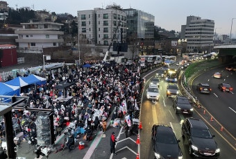 [포토뉴스] '윤석열 대통령 체포영장 재집행 임박' 긴장감 높아진 관저 앞