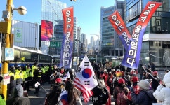 [포토뉴스] 윤석열 무기징역… 교대역 11번 출구 앞 지지자 집결