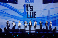 슈퍼주니어 데뷔 18주년 기념 팬미팅 성황 전 세계 물들인 감동의 파란빛 물결