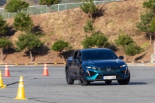 일당백, 남자들의 장난감 푸조 408로 서킷을 달리다