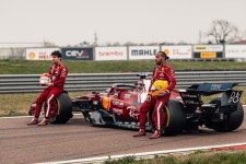 F1, 전동화 두고 격론… 해밀턴 V10 부활 vs 페르스타펜 전기차 지지