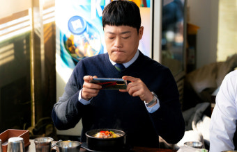 법정선 카리스마, 점심땐 먹방러…'서초동' 임성재, 반전 부캐 활약