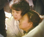 그들의 엄마로, 딸로 그리고 약사로…함께 울었다