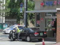 맘 놓고 저희 약국으로…번호판 가려준 약국 직원 적발