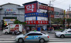 치솟는 땅값·임대료, 명당자리 내주는 약국