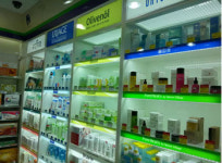 약국과 드럭스토어, 잘 팔리는 화장품이 달라