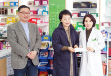 안산시분회, 화재피해약국 위로금 전달