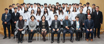 동국약대 5학년 38명 위생복 수여