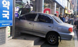 충북 제천 A약국에 차량 돌진...다행히 인명 피해없어