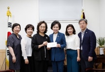 숙명여대 개국동문회, 수해 피해 약국에 후원금 전달