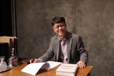 개국 14년차 신평옥 약사…늦깍이 연극배우 데뷔한 사연