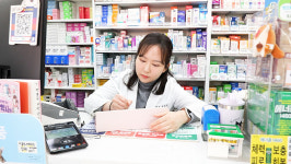 약국에서 생긴 에피소드가 작품이 되죠