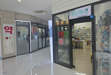 복도 마주하고 약국 분쟁, 호객 행위 경찰 수사까지…