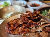 [인슐랭 가이드] 정갈한 상차림이 더해진 숯불갈비 한 끼