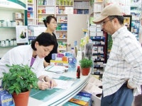 의약품 포장 같고 가격 올리고…약국만 욕받이 되나