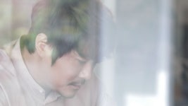 가수 KCM, 리메이크 앨범 ‘사랑과 우정사이’ MV서 연기 선보여