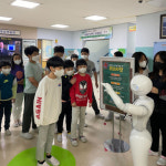 아카에이아이, 서울 교동초등학교에 로봇 영어 교사 ‘페퍼’ 설치