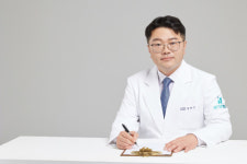 새기준병원 장한진 대표원장, 걸을 때 다리가 저리고 쉬면 나아지는 증상 있다면 척추관협착증 확인 필요