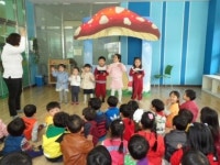 버섯집 아래서 인형극 인기