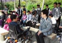 동암고 학생들, 재활원 장애인과 함께 산책