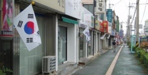 군산 흥남동 주민들 태극기 걸기 시범거리 조성