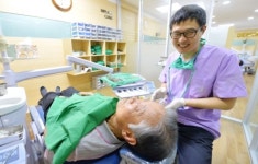 최동주 전주제일치과 원장, 무료 임플란트 시술봉사