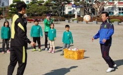 최강희 감독, 시골학교 교장 편지에 감동 재능기부