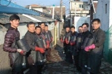 LX대한지적공사 전북본부, 소외이웃에 연탄 2500장 전달