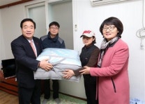 "작지만 정 나누는 연말 되세요"  전주시의회 최찬욱 의원, 다문화 가정에 생필품 전달