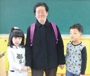 77세 초등 신입생 포기 안한 학구열