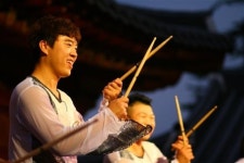 [리뷰] 야간상설공연 한옥스캔들 다시 가보니…