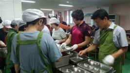 군산 수송동 주민센터, 경로식당서 봉사활동