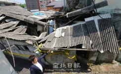 전주 완산꽃동산 곤지산 1길 시각장애인 집 가보니…지붕 무너지고 벽 기울어 위험천만