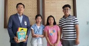 이리서초 독서토론 동아리, 모현도서관에 책 기증