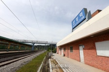 [철의 궤도: 전라선 철길 답사기 ⑩ 서도역·산성역] 코스모스 피어도 가을 손님 타고 올 열차 없네