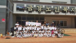 군산 하나둘셋어린이집, 복지관 어르신에 카네이션 전달